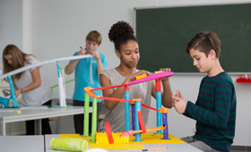 Potenzialanalyse des Berufsorientierungsprogramms: Schlerinnen und Schler bauen im Klassenraum gemeinsam bunte Objekte