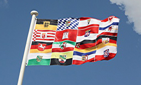 Die Flaggen der 16 deutschen Bundeslnder, vereinigt auf einer gemeinsamen Flagge