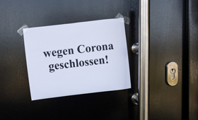 Tr mit aufgeklebtem Zettel: "Wegen Corona geschlossen"