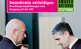 Ausschnitt aus der Titelseite der Broschre mit einem Bild, auf dem sich Thomas Kemmerich (FDP) und Bjrn Hcke (AFD) gegenberstehen