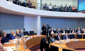 ffentliche Anhrung in einem Sitzungssaal. Bild: Deutscher Bundestag