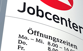 Schild eines Jobcenters mit ffnungszeiten