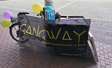 Ein Lastenfahrrad mit bunten Luftballons, darauf ein Transparent mit der Aufschrift "Gangway"