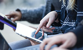 Oberkrper, Arme und Hnde von zwei jungen Menschen, die mit Laptops arbeiten