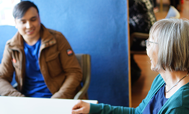 Ehrenamtliche beraten Fl�chtlinge