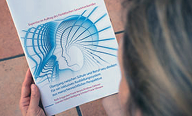 Eine Frau hält ein gedrucktes Exemplar der BIBB-Expertise in der Hand Eine Frau hält ein gedrucktes Exemplar der BIBB-Expertise in der Hand