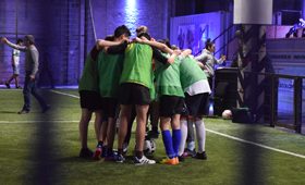 Team bei Beschwrungszeremonie auf dem Fuballplatz