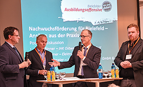 Klaus Siegeroth (REGE mbH) moderiert den Unternehmensabend 2017