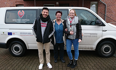 Sven Heinrich, Elke H�ntsche und Julia Albert von der Docking Station vor einem Kleintransporter