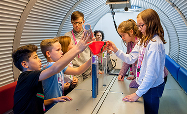 Sch�lerinnen und Sch�ler im "Zeittunnel" des Projektes