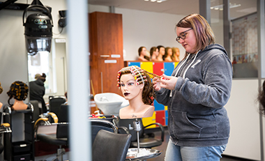 Junge Auszubildende in einem Friseursalon Junge Auszubildende in einem Friseursalon