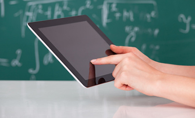 Hand über einem Tablet Hand über einem Tablet