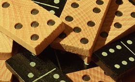 Verschiedenfarbige Spielsteine eines Domino-Spiels