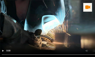 Ein Schwei�er bei der Arbeit. Startscreen des Videoclips.