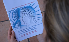 Eine Frau hält ein gedrucktes Exemplar der Experise in der Hand. Bild: Klaas Sydow