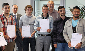 Gruppenbild mit Absolventen des ersten Frderjahres und Lehrpersonal