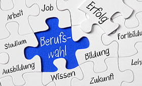 Ein Puzzel aus weißen Teilen. In einem freien Feld steht auf blauem Hintergrund "Berufswahl". Ein Puzzel aus weißen Teilen. In einem freien Feld steht auf blauem Hintergrund "Berufswahl".