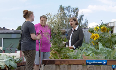 Ausschnitt aus den ARD-Tagesthemen, die Redakteurin im Gespr�ch mit Teilnehmenden