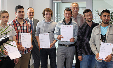 Gruppenbild mit Absolventen des ersten F�rderjahres und Lehrpersonal.