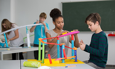 Potenzialanalyse des Berufsorientierungsprogramms: Sch�lerinnen und Sch�ler bauen im Klassenraum gemeinsam bunte Objekte