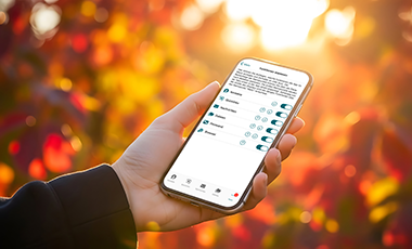 Eine Hand hält ein Handy auf dem die überaus-App zu sehen ist. Eine Hand hält ein Handy auf dem die überaus-App zu sehen ist.
