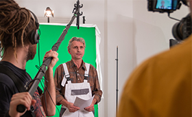 Darsteller vor dem Greenscreen