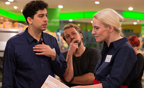 Azubi Nader und Ausbilderin Kaiser in der Diskussion