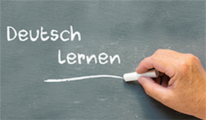 Kreideschrift auf einer Tafel: Deutsch Lernen