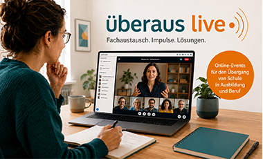 Eine Frau sitzt vor einem Laptop, auf dem eine Videokonferenz läuft. Über dem Laptop steht als grafisches Element der Titel "überaus live". Eine Frau sitzt vor einem Laptop, auf dem eine Videokonferenz läuft. Über dem Laptop steht als grafisches Element der Titel "überaus live".