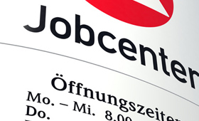 Schriftzug Jobcenter und Teile des Logos der Arbeitsagentur