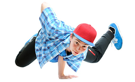 Jugendlicher tanzt breakdance