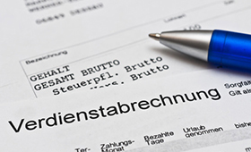 Verdienstabrechnung mit Schreibstift