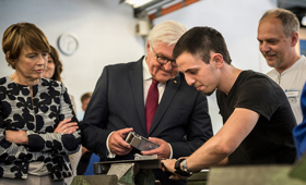 Bundesprsident Frank-Walter Steinmeier und Elke Bdenbender in einer Ausbildungswerkstatt