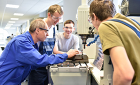 Gruppe Jugendlicher bei der technischen Berufsausbildung