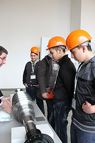 Jugendliche, Lehrerinnen und Lehrer sowie Betriebsmitarbeitende bei einer Betriebsbesichtigung bei Siemens Jugendliche, Lehrerinnen und Lehrer sowie Betriebsmitarbeitende bei einer Betriebsbesichtigung bei Siemens