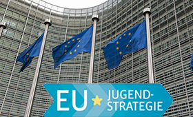 Logo der EU-Jugendstrategie, als Hintergrund EU-Gebäude in Brüssel