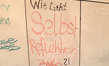 Eine gezeichnete männliche Gestalt mit einem Fragezeichen über dem Kopf, darunter die Aufschriften "Leistungserwartungen" und "Identitätsansprüche" Eine gezeichnete männliche Gestalt mit einem Fragezeichen über dem Kopf, darunter die Aufschriften "Leistungserwartungen" und "Identitätsansprüche"