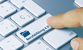 Finger auf einer Laptop-Tastatur ber Taste "Berufsbildung 4.0"