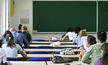 Sch�lerinnen und Sch�ler beim Unterricht