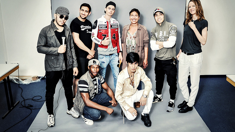 Cool in Streetwear: Auzubis und Betreuerinnen beim Fotoshooting. Bild: JBH Düsseldorf