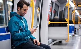 Junger Mann in der Straenbahn