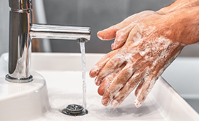Händewaschen über dem Waschbecken