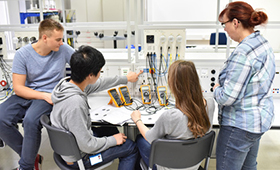 Gruppe Auszubildender beim Elektronik-Unterricht in der Berufsschule