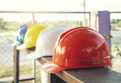 Tisch mit Schutzhelmen für Bauarbeiterinnen und Bauarbeiter Tisch mit Schutzhelmen für Bauarbeiterinnen und Bauarbeiter