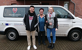 Sven Heinrich, Elke Hntsche und Julia Albert (Docking Station) vor dem Kleinbus des Projekts