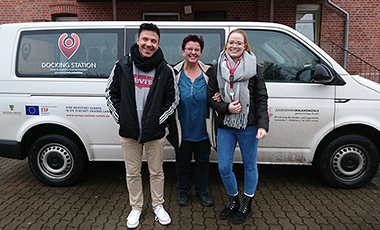 Sven Heinrich, Elke Häntsche und Julia Albert (Docking Station) vor dem Kleinbus des Projekts Sven Heinrich, Elke Häntsche und Julia Albert (Docking Station) vor dem Kleinbus des Projekts
