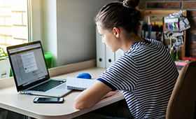 Junge Frau arbeitet mit einem Laptop