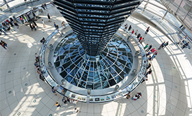Innenansicht der Reichstagskuppel des Deutschen Bundestages