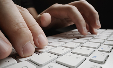 Finger tippen auf einer Tastatur