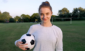 Jugendliche mit Fußball in den Händen (Ausschnitt aus einem Video der Hertie-Stiftung)